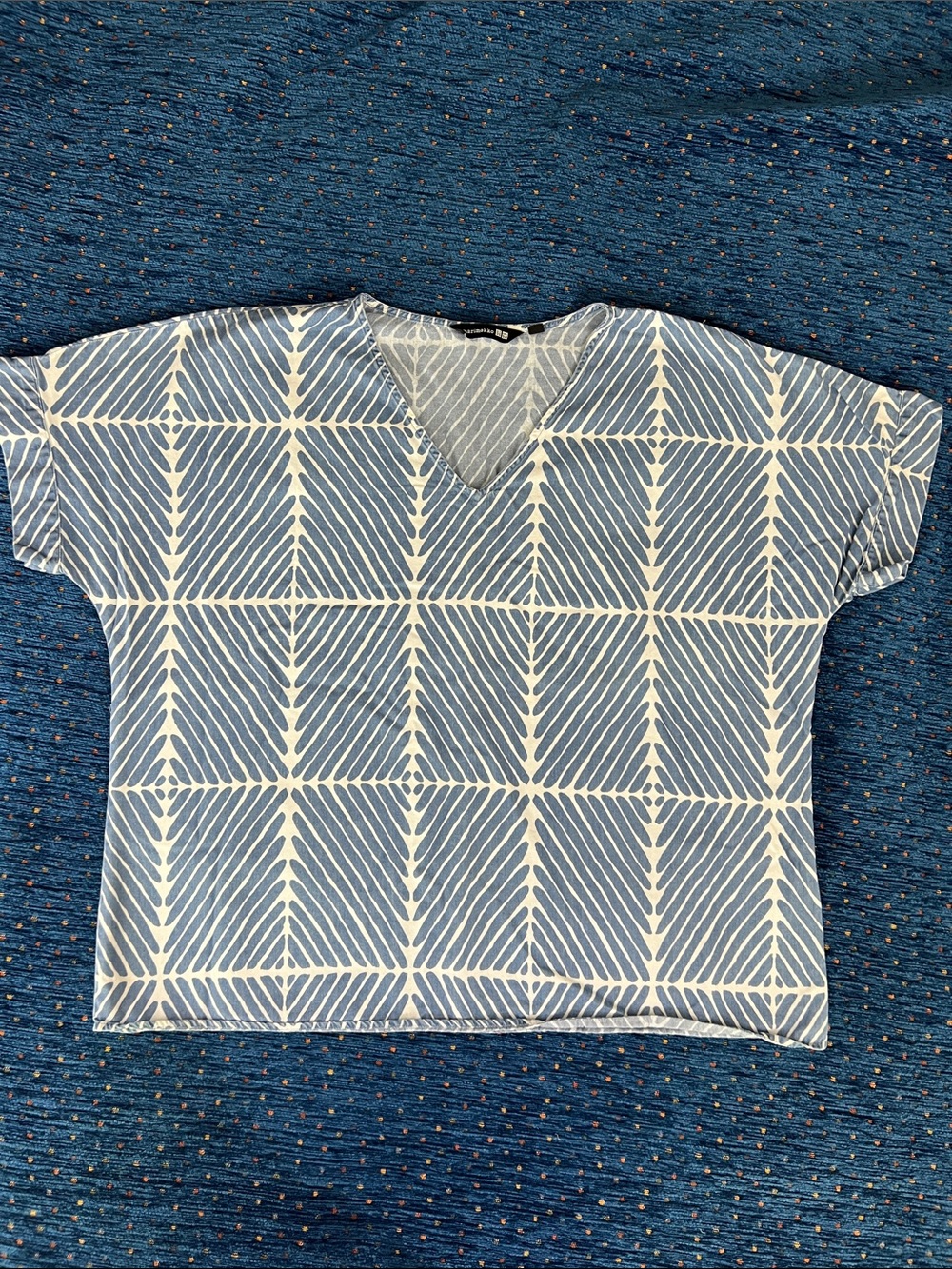 Marimekko Blue & White Geometric V-Neck women’s tee size M